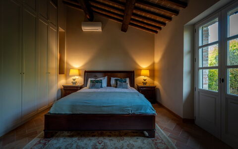 Villa Olivo: Bed, Meubilair, Slaapkamer, Interieur Ontwerp, Laken, Bedding, Flooring, Verdieping, Plafond, Kamer