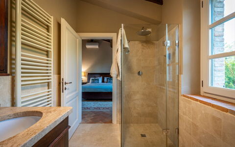 Villa Olivo: Flooring, Loodgieterswerkinrichting, Interieur Ontwerp, Badkamer, Verdieping, Muur, Plafond, Kraan, Loodgieter, Verlichting