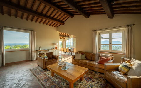 Villa Olivo: Meubilair, Plafond, Kamer, Fotolijst, Hardwood, Houten Vloer, Stoel, Beits, Woonkamer