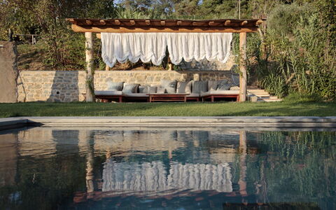 Casale le Fonti: Meubilair, Buitenmeubels, Flagstone, Zwembad, Schaduw, Vrije Tijd, Toevlucht, Natuurlijk Materiaal, Ontwerp, Hardwood