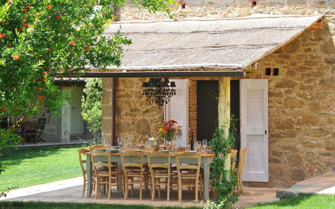 Casale le Fonti: Hout, Meubilair, Verblijf, Deur, Huis, Tafel, Stoel, Tuin, Huis