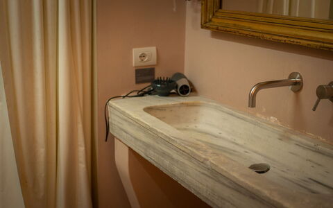 Casale le Fonti: Loodgieterswerkinrichting, Wastafel In De Badkamer, Kraan, Wastafel, Loodgieter, Bruin, Interieur Ontwerp, Flooring, Badkamer, Verdieping