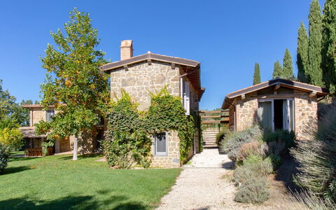 Casale le Fonti: Gebouw, Huis, Huis, Woongebied, Struik, Dak, Verblijf, Facade, Land Lot