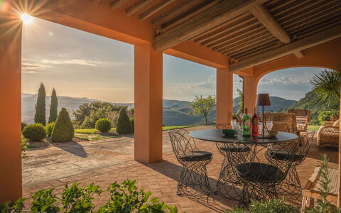 Casalberna: Natuurlijk Landschap, Eco Hotel, Stoel, Tuin, Landscaping, Boerderij, Villa, Kamerplant, Bloempot, Patio