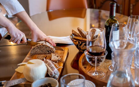 Il Querceto: Tableware, Voedsel, Serveware, Meubilair, Tafel, Drinkware, Ingrediënt, Barware, Dishware, Glaswerk