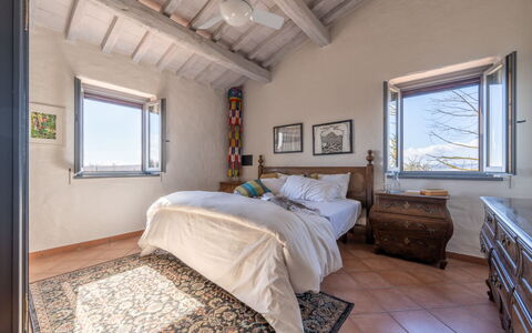 Il Querceto: Bed, Slaapkamer, Muur, Laken, Meubilair, Bedding, Linens, Interieur Ontwerp, Huis, Verdieping