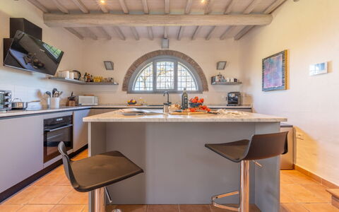 Il Querceto: Meubilair, Keuken, Interieur Ontwerp, Countertop, Flooring, Toestel Van De Keuken, Plafond, Cabinetry, Verdieping, Kamer