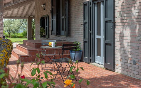 Il Querceto: Hout, Deur, Huis, Steen, Veranda, Bloempot, Home Deur, Buitenmeubels, Hardwood, Beits