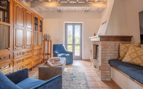 Il Querceto: Meubilair, Interieur Ontwerp, Flooring, Verdieping, Hout, Kamer, Woonkamer, Plafond, Verlichting, Bankstel