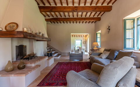 Podere i Poggi: Meubilair, Interieur Ontwerp, Muur, Flooring, Verdieping, Hout, Plafond, Woonkamer, Bankstel, Kamer