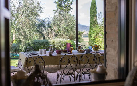 Podere i Poggi: Meubilair, Stoel, Keuken En Eettafel, Tafelkleed, Serveware, Restaurant, Eco Hotel, Kamerplant, Eetkamer