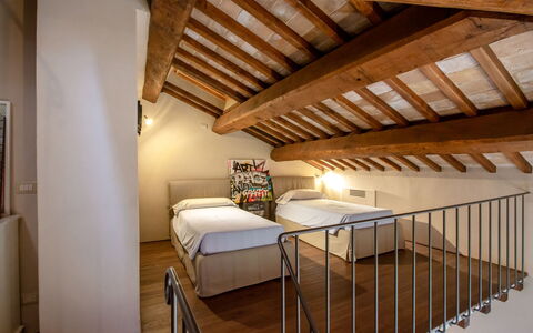 Podere i Poggi: Interieur Ontwerp, Plafond, Verdieping, Kamer, Appartement, Slaapkamer, Bed, Bed Frame, Beits, Hardwood