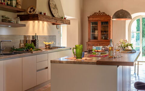 Podere i Poggi: Keuken, Meubilair, Countertop, Interieur Ontwerp, Hout, Cabinetry, Flooring, Huis, Toestel Van De Keuken, Tableware