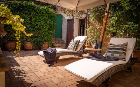 Town House Garden: Meubilair, Buitenmeubels, Stoel, Schaduw, Ligstoel, Bloempot, Eco Hotel, Tuin, Buitentafel, Flagstone