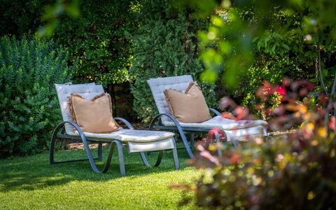 Town House Garden: Meubilair, Buitenmeubels, Stoel, Tuin, De Lente, Vrije Tijd, Groundcover, Ligstoel, Schaduw, Armleuning