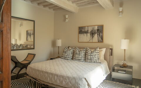 Town House Garden: Meubilair, Bed, Interieur Ontwerp, Slaapkamer, Verdieping, Flooring, Muur, Bedding, Laken, Hout