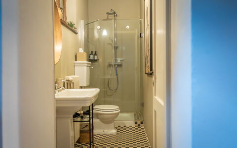 Town House Garden: Wc Bril, Badkamer, Toilet, Loodgieterswerkinrichting, Muur, Wastafel In De Badkamer, Interieur Ontwerp, Wastafel, Flooring, Verdieping