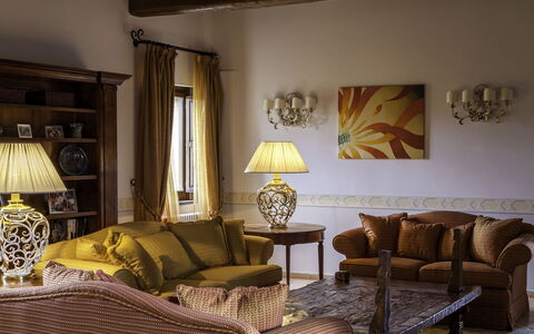 Torre Antica: Meubilair, Interieur Ontwerp, Bankstel, Muur, Woonkamer, Hout, Kamer, Flooring, Verlichting, Verdieping