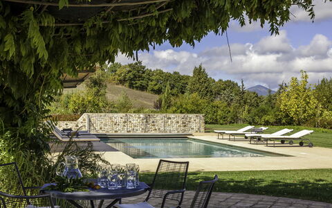 Podere Bella Vista: Tuin, Groundcover, Buitenmeubels, Schaduw, Landscaping, Landgoed, Backyard, Gazon, Werf, Buitentafel