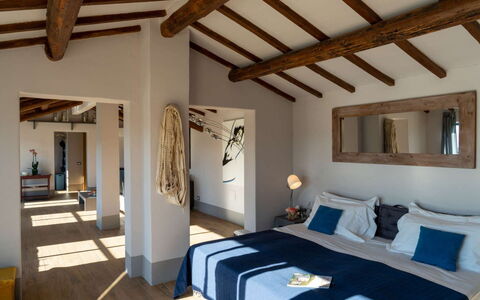 Villa Sagrantino: Meubilair, Interieur Ontwerp, Muur, Flooring, Verdieping, Hout, Slaapkamer, Plafond, Bed, Kamer