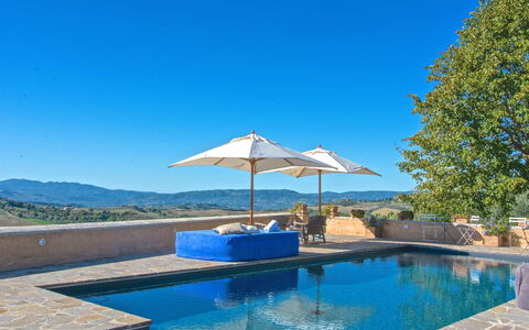 Villa Sagrantino: Blauw, Zwembad, Samengesteld Materiaal, Buitenmeubels, Toevlucht, Schaduw, Paraplu, Waterpartij, Ligstoel, Reflecting Pool