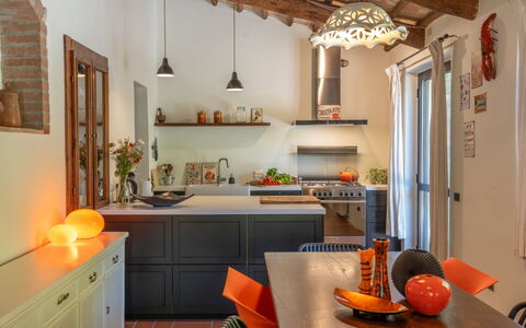 La Piccola Oasi: Meubilair, Interieur Ontwerp, Keuken, Flooring, Muur, Lichte Inrichting, Countertop, Plafond, Hout, Toestel Van De Keuken