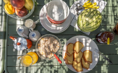 La Piccola Oasi: Voedsel, Tableware, Fruit, Serveware, Dishware, Ingrediënt, Tafel, Produceren, Bord, Drinkware