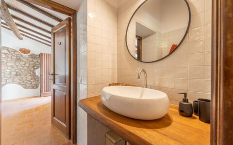 La Piccola Oasi: Muur, Loodgieterswerkinrichting, Interieur Ontwerp, Flooring, Verdieping, Kraan, Badkamer, Wastafel, Loodgieter, Verlichting