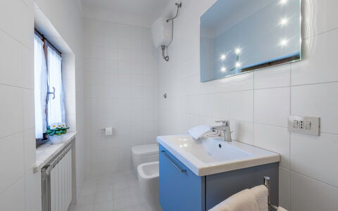 Agriturismo Agresto Apartments And Cottage, Pool,: Badkamer, Loodgieterswerkinrichting, Muur, Interieur Ontwerp, Wastafel In De Badkamer, Flooring, Wastafel, Verdieping, Kraan, Spiegel