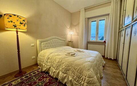 Sto Bene Qua: Bed, Meubilair, Bedding, Slaapkamer, Interieur Ontwerp, Laken, Muur, Verdieping, Flooring, Hout