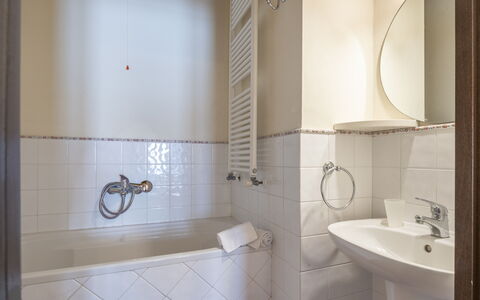 Casa Viola Pool, Wifi, Montaione: Badkamer, Loodgieterswerkinrichting, Muur, Flooring, Wastafel In De Badkamer, Interieur Ontwerp, Verdieping, Wastafel, Kraan, Loodgieter