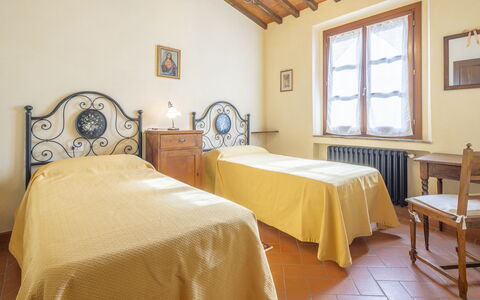 Casa Viola Pool, Wifi, Montaione: Bed, Muur, Slaapkamer, Meubilair, Interieur Ontwerp, Laken, Bedding, Flooring, Bed Frame, Kamer