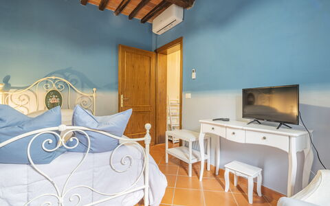 Casa Michela Casalguidi, Garden, Wifi: Meubilair, Interieur Ontwerp, Flooring, Verdieping, Slaapkamer, Plafond, Kamer, Verlichting, Bed, Linens