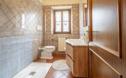 Casa Michela Casalguidi, Garden, Wifi: Flooring, Verdieping, Interieur Ontwerp, Hout, Loodgieterswerkinrichting, Wastafel, Kraan, Cabinetry, Badkamerkast, Badkamer