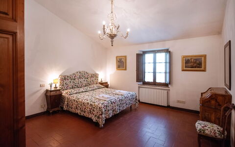Green Hill Apartment In Tuscan Countryside: Muur, Meubilair, Interieur Ontwerp, Slaapkamer, Bed, Kamer, Plafond, Verdieping, Flooring, Bed Frame