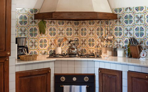 Green Hill Apartment In Tuscan Countryside: Keuken, Interieur Ontwerp, Flooring, Countertop, Verdieping, Tegel, Cabinetry, Kamer, Plafond, Toestel Van De Keuken