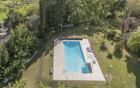 Cottage Monti Pet Friendly With Shared Pool: Zwembad, Tuin, Landscaping, Schaduw, Toevlucht, Landgoed, Backyard, Evergreen, Eco Hotel, Waterpartij