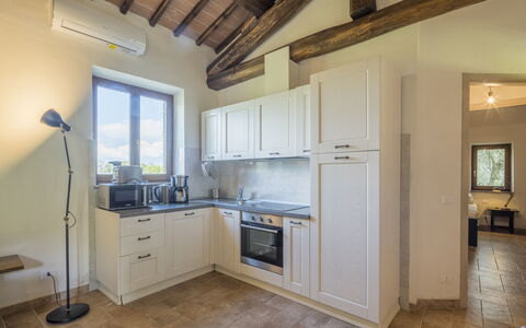 Cottage Monti Pet Friendly With Shared Pool: Meubilair, Interieur Ontwerp, Flooring, Hout, Plafond, Toestel Van De Keuken, Cabinetry, Kamer, Verdieping, Keuken