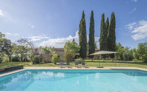 Cottage Monti Pet Friendly With Shared Pool: Blauw, Boom, Land Lot, Tuin, Zwembad, Schaduw, Landscaping, Gazon, Landgoed, Werf