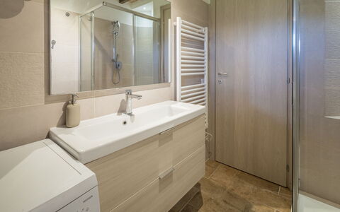 Cottage Monti Pet Friendly With Shared Pool: Flooring, Verdieping, Muur, Interieur Ontwerp, Loodgieterswerkinrichting, Hout, Badkamerkast, Wastafel In De Badkamer, Badkamer, Wastafel