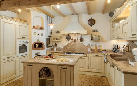 Villa L'elsa Beautiful Country Home With View: Keuken, Meubilair, Interieur Ontwerp, Flooring, Cabinetry, Countertop, Huis, Verdieping, Plafond, Kast