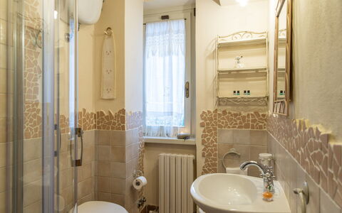 Villa L'elsa Beautiful Country Home With View: Badkamer, Wastafel In De Badkamer, Interieur Ontwerp, Loodgieterswerkinrichting, Muur, Flooring, Wastafel, Verdieping, Kraan, Loodgieter