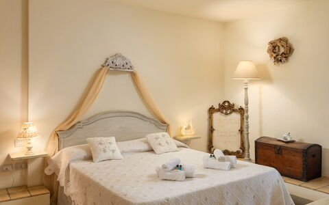 Villa L'elsa Beautiful Country Home With View: Meubilair, Interieur Ontwerp, Bed, Slaapkamer, Muur, Hout, Verdieping, Bedding, Flooring, Laken