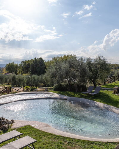 Villa L'elsa Beautiful Country Home With View: Zwembad, Waterpartij, Tuin, Reflectie, Landscaping, Vijver, Buitenmeubels, Toevlucht, Backyard, Hacienda