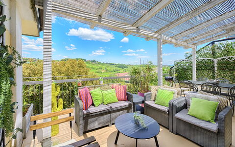 Casamia Tuscan Oasis: 4Br Panoramic Penthouse, Sky: Meubilair, Buitenmeubels, Stoel, Tafel, Veranda, Buitentafel, Eco Hotel, Schaduw, Tuin, Balkon