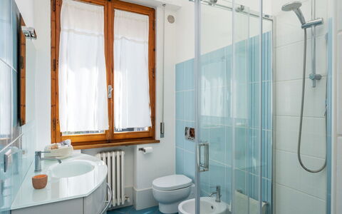 Casamia Tuscan Oasis: 4Br Panoramic Penthouse, Sky: Interieur Ontwerp, Badkamer, Loodgieterswerkinrichting, Flooring, Verdieping, Wastafel, Kraan, Wastafel In De Badkamer, Kamer, Loodgieter