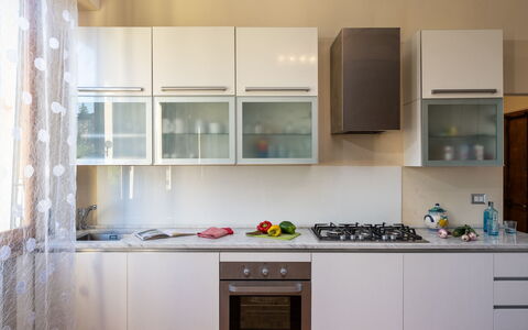 Casamia Tuscan Oasis: 4Br Panoramic Penthouse, Sky: Keuken, Toestel Van De Keuken, Major Appliance, Countertop, Cabinetry, Interieur Ontwerp, Hout, Meubilair, Huishoudapparatuur, Flooring