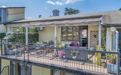 Casamia Tuscan Oasis: 4Br Panoramic Penthouse, Sky: Balkon, Bloempot, Veranda, Ijzer, Schaduw, Kamerplant, Stoel, Ontwerp, Outdoor Structuur, Leuning