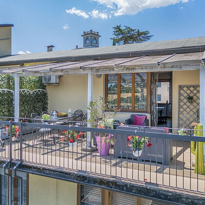 Casamia Tuscan Oasis: 4Br Panoramic Penthouse, Sky: Balkon, Bloempot, Veranda, Ijzer, Schaduw, Kamerplant, Stoel, Ontwerp, Outdoor Structuur, Leuning