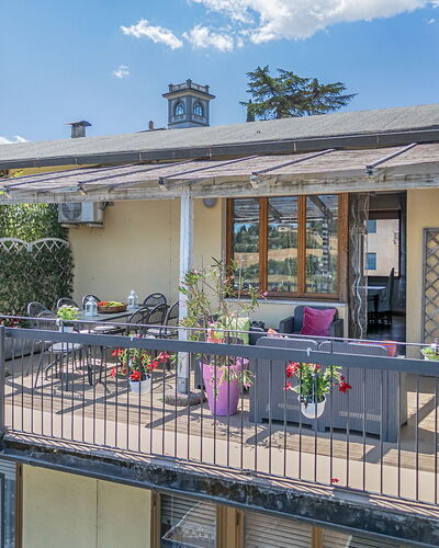 Casamia Tuscan Oasis: 4Br Panoramic Penthouse, Sky: Balkon, Bloempot, Veranda, Ijzer, Schaduw, Kamerplant, Stoel, Ontwerp, Outdoor Structuur, Leuning